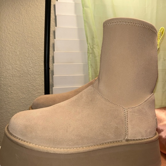 NWOT-UGG Classic Dipper Boot | 9 
“Sand” - Picture 1 of 4
